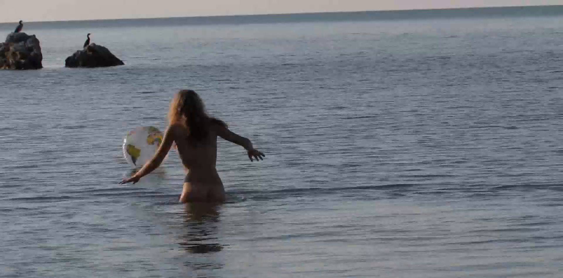 Candid-HD Nudist Girlfriends on Holiday 1 - 2